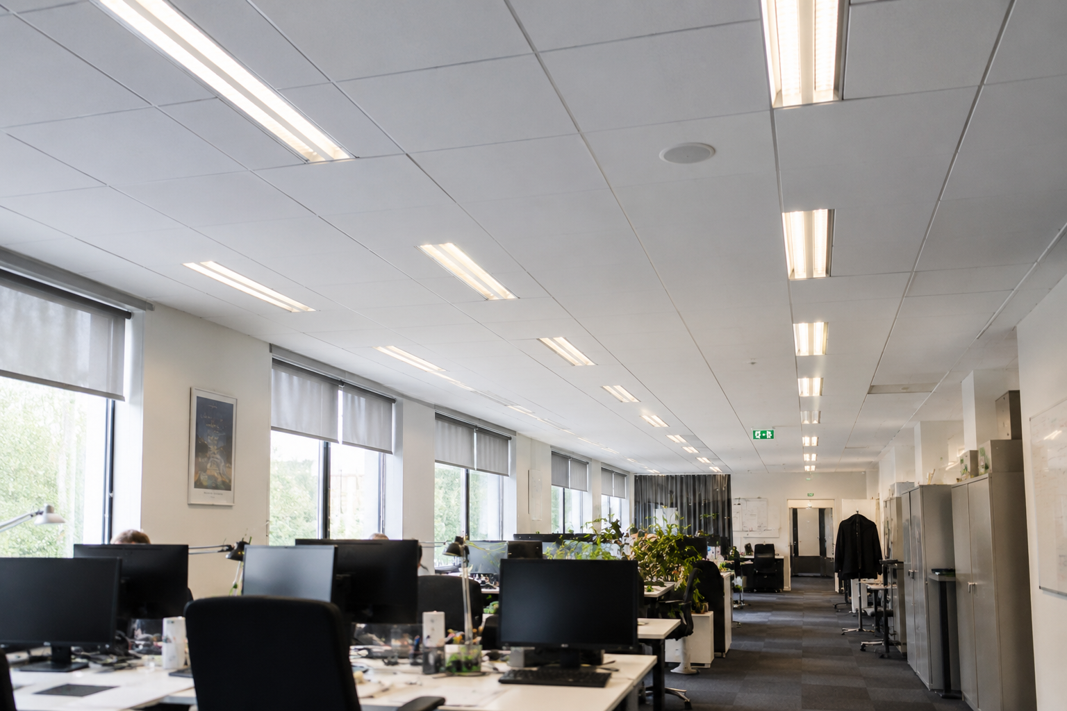 Kontorsmiljö med energieffektiv takbelysning