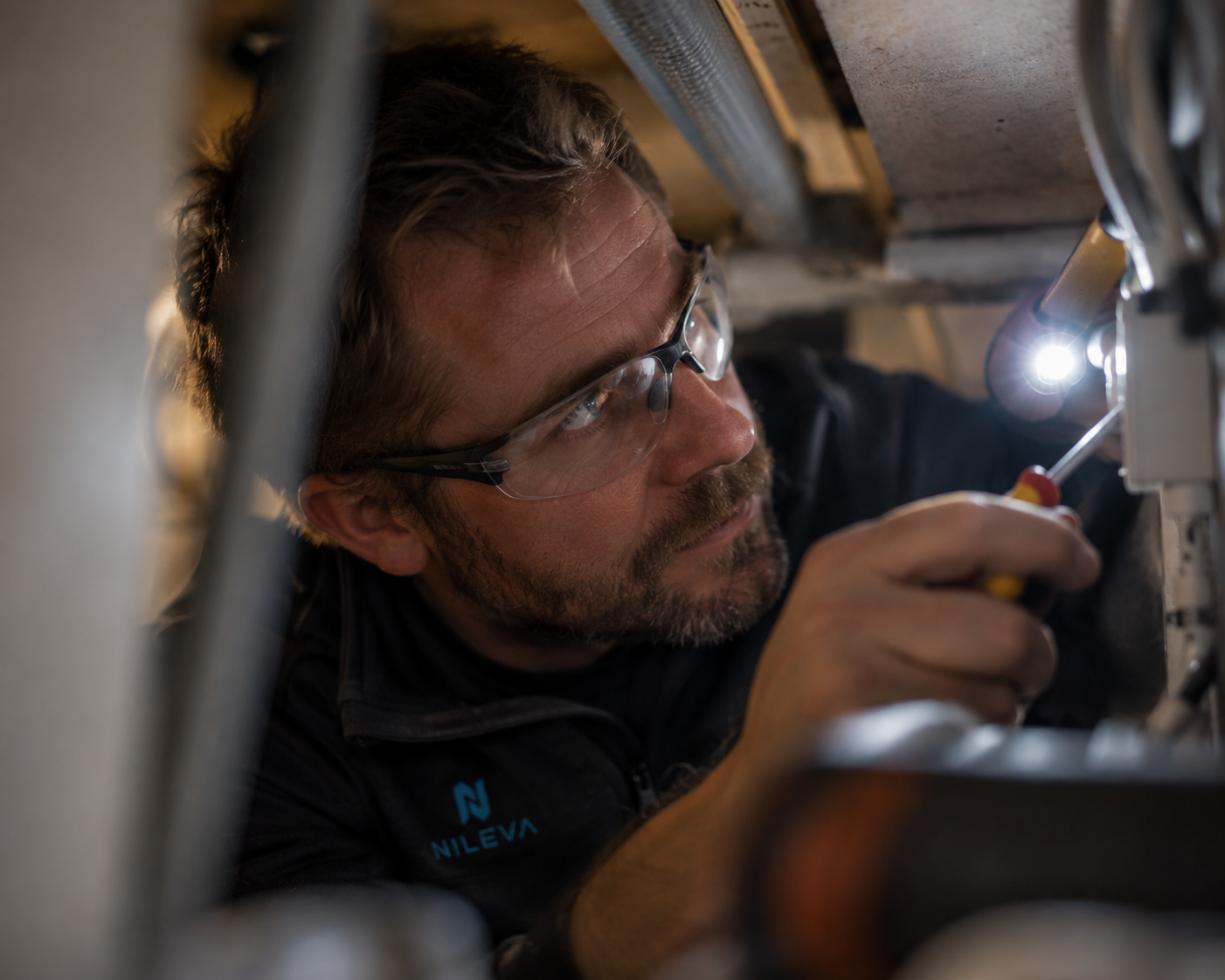 Elektriker felsöker en installation med skyddsglasögon